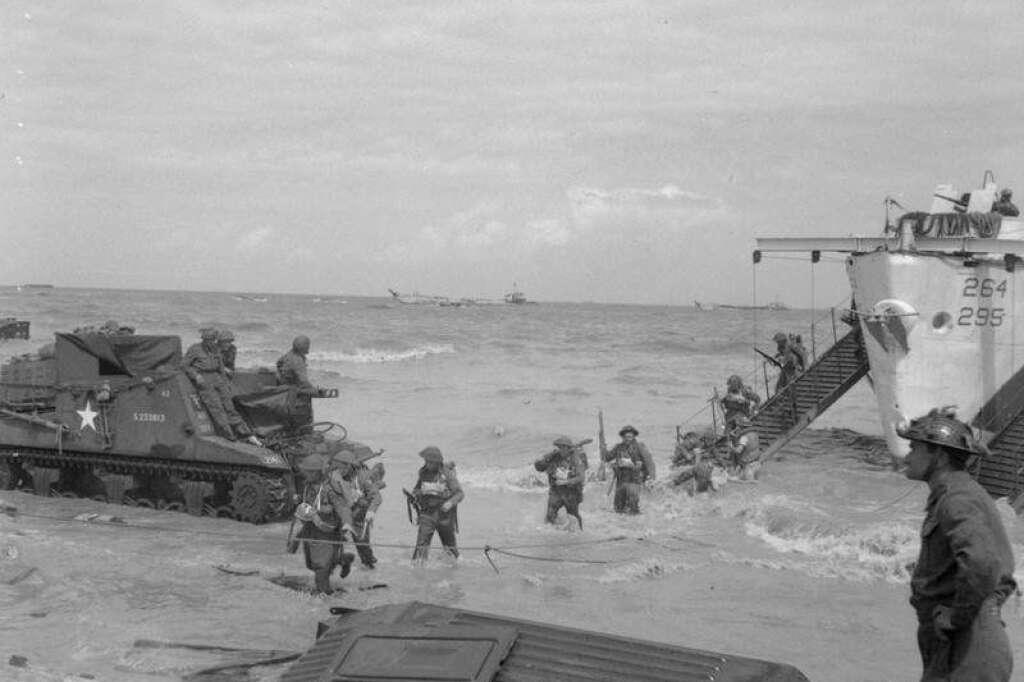 Débarquement des troupes britanniques - Les soldats britanniques et canadiens débarqueront sur les plages de Gold Beach, Juno Beach et Sword Beach.