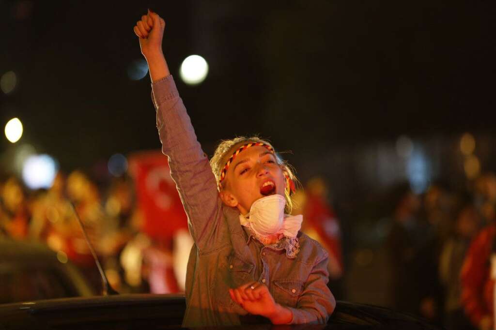 Manifestante à Ankara - La femme en rouge est devenue un leitmotiv pour la jeunesse féminine qui manifeste pacifiquement en Turquie.