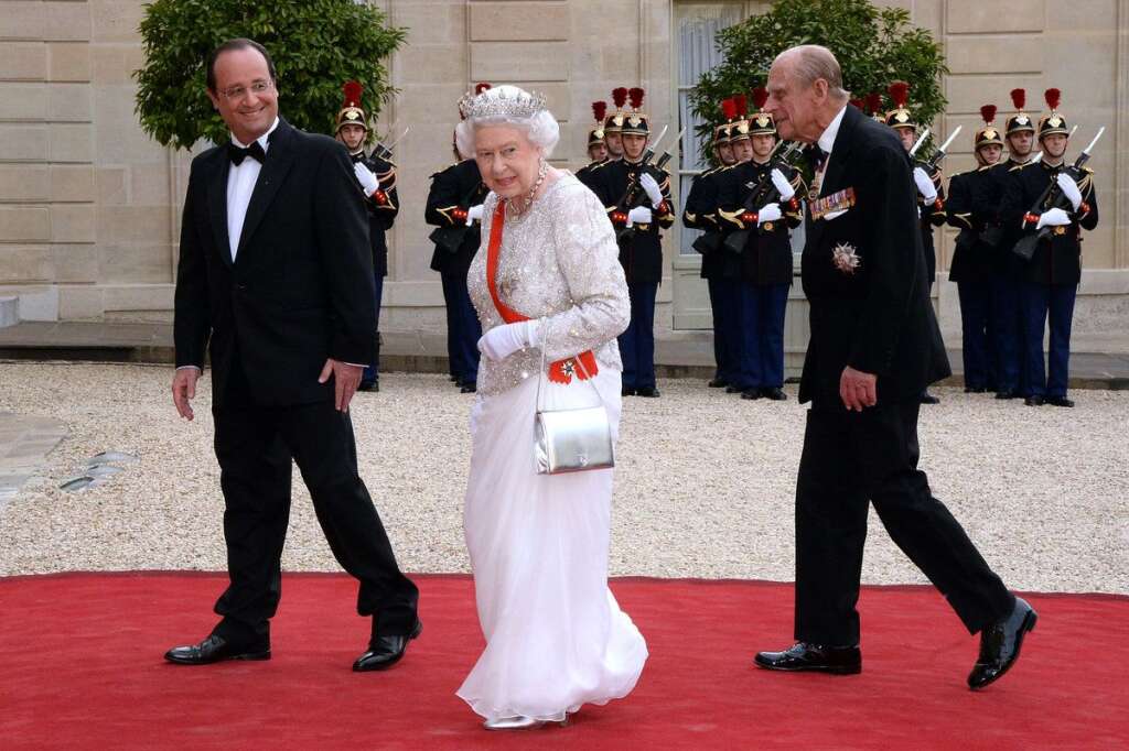 - La reine arrive à l'Elysée pour le dîner d'Etat donné en son honneur. Ce dîner clôture les commémorations du Débarquement.