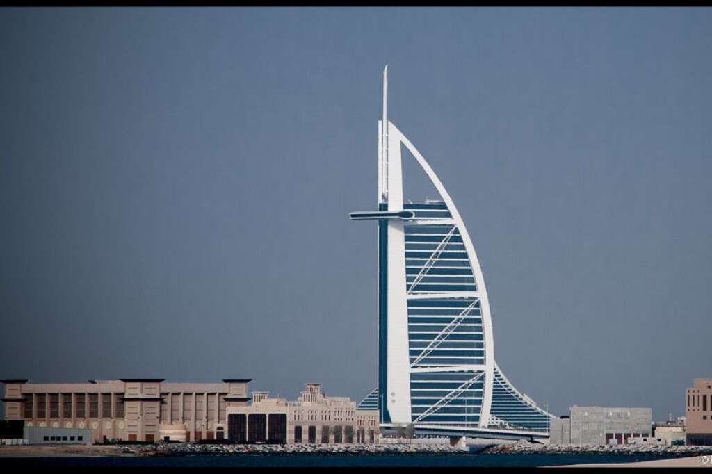 4. La Burj-Al-Arab de Dubaï (Emirats Arabes Unis) - Hauteur totale : 321 m Hauteur du plus haut étage occupé : 198 m Hauteur non occupée : 124m, soit 39% de la hauteur de l'immeuble  Crédit photo: <a href="http://www.flickr.com/photos/roman_emin/" target="_blank">Román Emin</a>