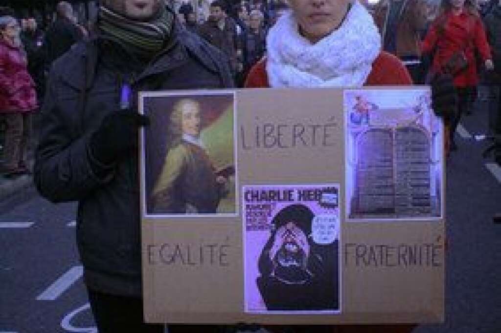 Ils sont Charlie - Saliha Bala, 33 ans, comédienne intermittente du spectacle:  "Je suis là aujourd'hui car quelque chose de à laquelle on de doit pas toucher a été touchée au coeur. On n'a pas le droit d'infliger la mort à des gens avec qui on est pas d'accord. On n'a pas le droit de dévoyer l'héritage de 1789. En tant que citoyenne, laïque, musulmane, c'était plus qu'un devoir d'être là".  Alexis Santelli, 34 ans, professeur d'histoire-géographie:  "Je suis là aujourd'hui, parce qu'au-delà de l'émotion, je ne tolère pas que dans notre pays on puisse tuer des gens pour des dessins. Il y a un morceau de nous, qui représente la France et l'esprit français, qui a été touché."