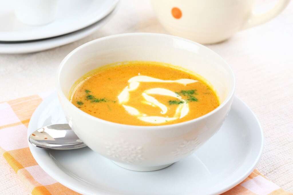 Le plus surprenant : la soupe - Boire de la soupe en été, une drôle d'idée? Pas tant que ça! Si une soupe ne rafraîchira jamais autant qu'un grand verre d'eau, les légumes qui la composent sont gorgés d'eau. Certains d'entre eux se composent même à 90% d'eau.  Ceux-ci peuvent aussi être <a href="http://sante-medecine.commentcamarche.net/faq/4741-quels-aliments-contiennent-le-plus-de-fibres" target="_blank">riches en fibres</a>. Des nutriments qui permettent de lutter contre la constipation et d'éviter d'être ballonné.   Si vous ne préparez pas votre soupe vous même, attention tout de même à la quantité de sel. Vous l'aurez compris, inutile de boire une soupe trop chaude, cela vous fera transpirer. Vive le tiède!