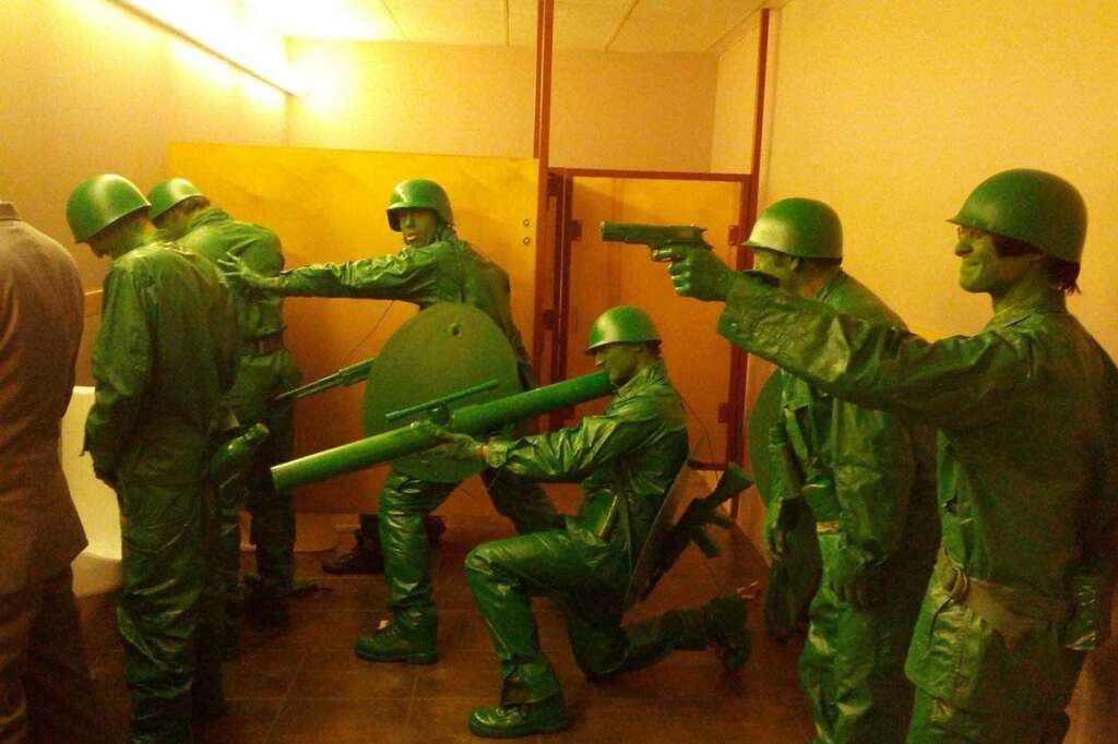 Les petits soldats (dans les toilettes) - SOURCE<a href="http://imgur.com/Kurwu"></a>