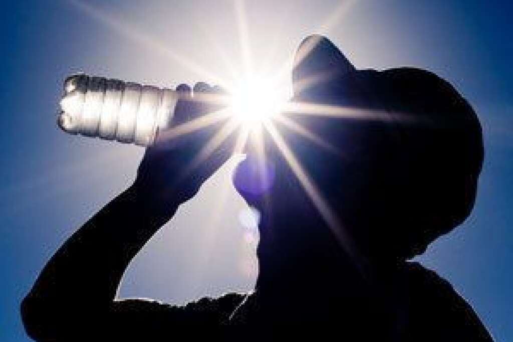 - Faites confiance à votre soif. "Si vous n'avez pas soif, cela signifie que votre système a toute l'eau dont il a besoin", explique Riana Pryor. "On commence à ressentir de la soif lorsqu'on est déshydraté d'environ 2% - c'est le bon moment pour boire un verre d'eau".