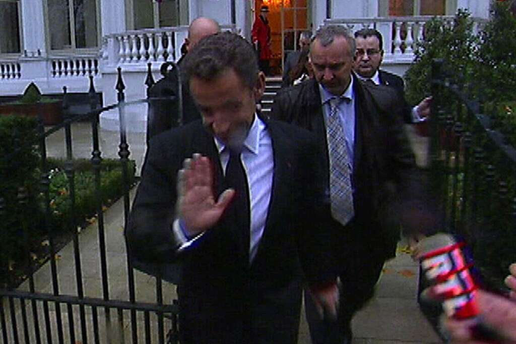 Nicolas Sarkozy, l'ultime recours - <img alt="egal" src="http://i.huffpost.com/gen/874900/thumbs/s-EGAL-mini.jpg?4" /> L'ancien président de la République rêve-t-il de s'imposer en homme du recours? Tous les ingrédients étaient réunis mais Nicolas Sarkozy n'est pas parvenu à ramener la paix dans son parti. Qu'importe. Ses proches assurent que c'est grâce à lui que le dialogue a été rétabli entre les deux belligérants. Surtout, l'ancien chef de l'Etat n'a pas rompu son devoir de réserve auquel il s'était astreint. Rien n'est perdu.