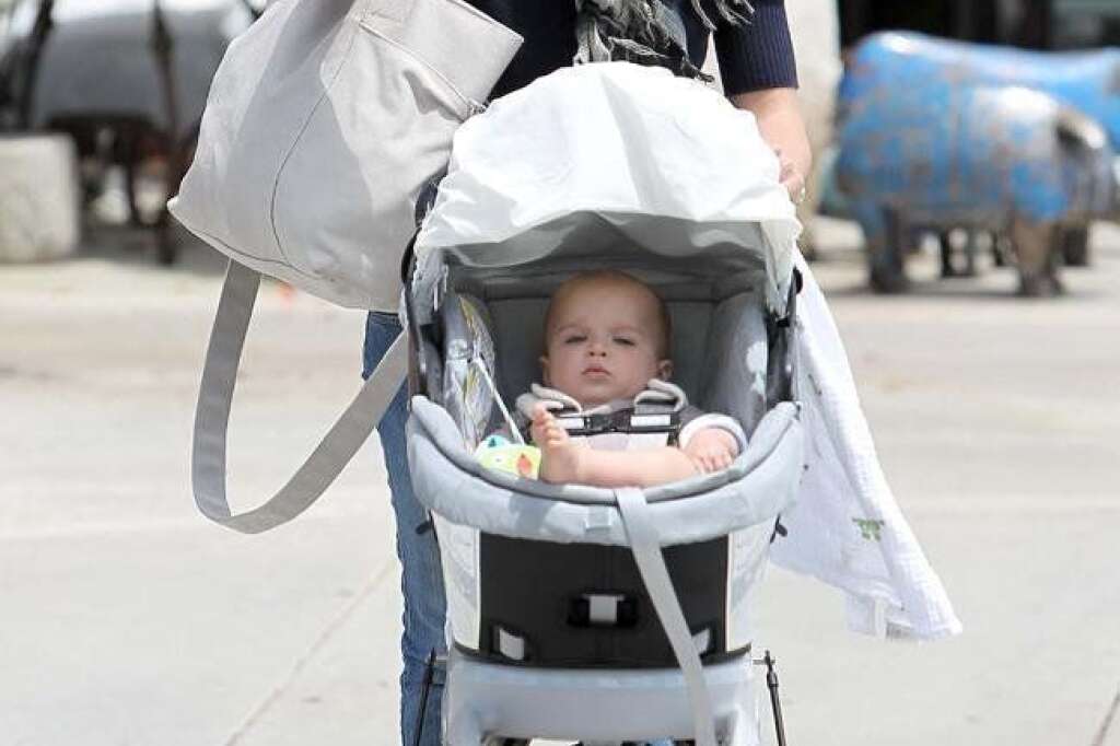 Selma Blair - L'actrice hollywoodienne a emmené son fils Arthur, né au mois d'août dernier, en promenade à poussette, les yeux et la gorge protégés par des lunettes de soleil "mouche" et une écharpe en tartan.