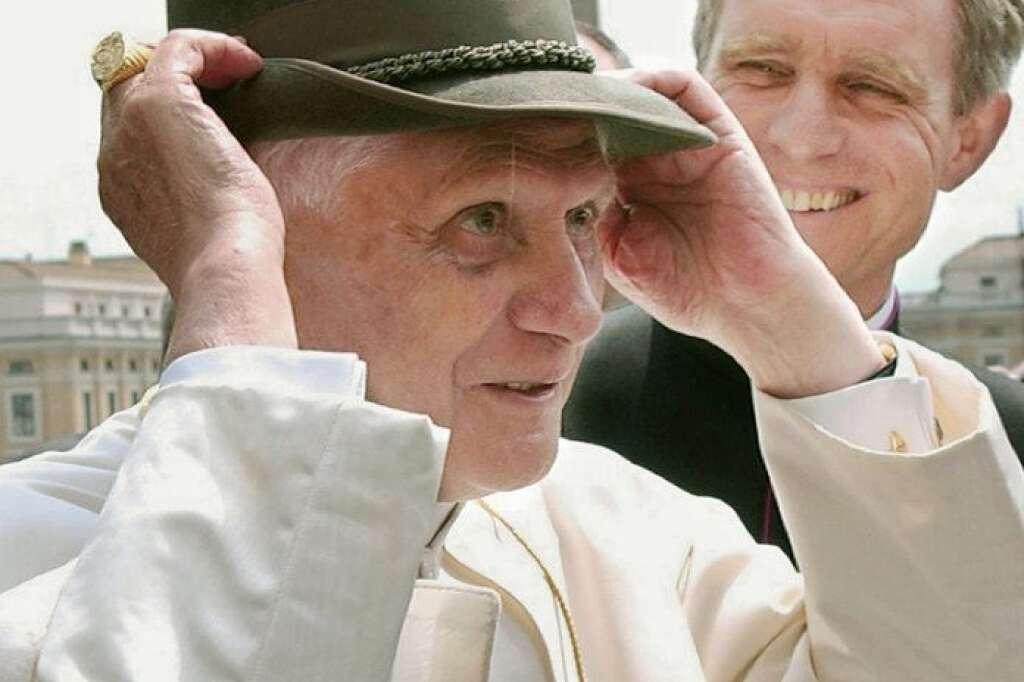 Benoit XVI avait déjà adopté le chapeau des chasseurs alpins italiens... -