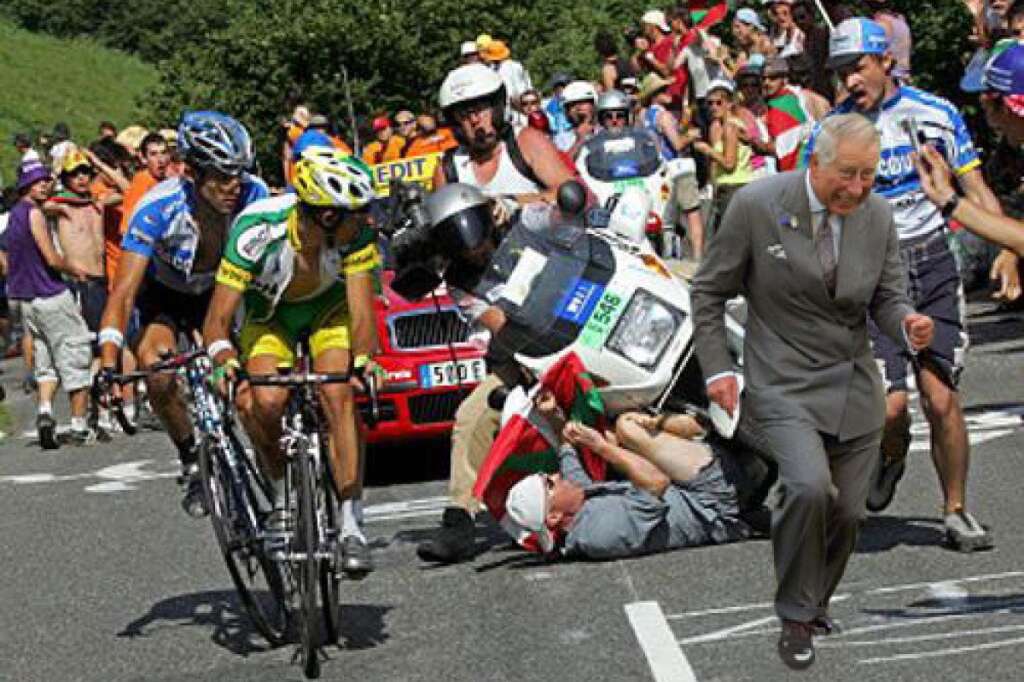 - Après avoir fait tomber une moto dans le Tour de France...