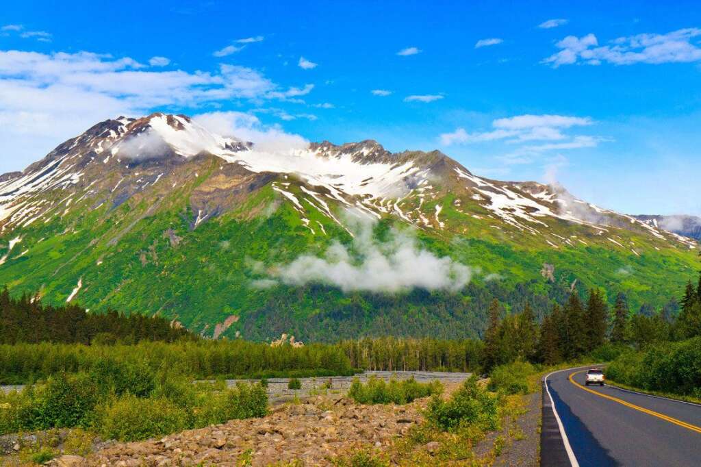 3. Seward Highway, Alaska - Difficile d'arrêter son choix sur une seule route en Alaska, elles qui côtoient quasi toutes des montagnes géantes aux caps enneigés. La Seward remporte toutefois la palme vu la faune variée bordant son passage.