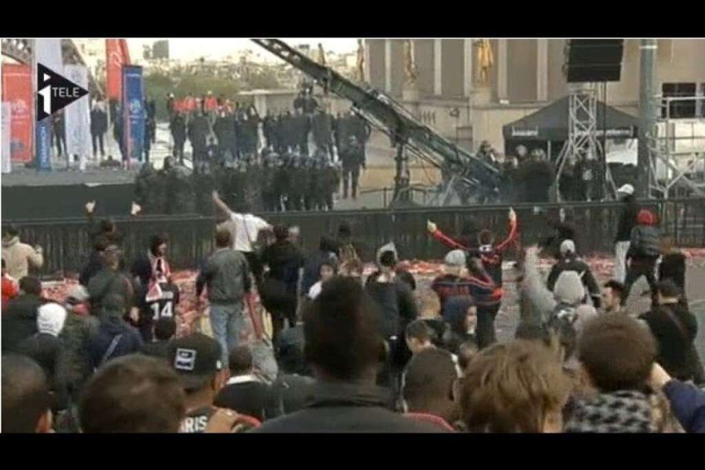 14 mai 2013: incidents en marge du sacre du PSG - Alors que les supporters du Paris Saint-Germain se réunissent au Trocadéro pour fêter le sacre de leur équipe, des incidents éclatent et tournent à l'affrontement avec les forces de l'ordre. L'opposition s'empare de l'affaire pour exiger la démission du préfet de police, dans le collimateur de l'UMP après les dérapages de la Manif pour tous.    <strong>A RELIRE:</strong> <a href="https://www.google.com/url?q=http://www.huffingtonpost.fr/2013/05/17/proces-incidents-psg-savait-allait-deraper_n_3290384.html&sa=U&ei=zZOlUs3eEabU4wSDlYDYAQ&ved=0CAYQFjAA&client=internal-uds-cse&usg=AFQjCNHVofXti4XInDhBYrvY4rA0F1dfAg" target="_hplink">Au procès des incidents du PSG</a>