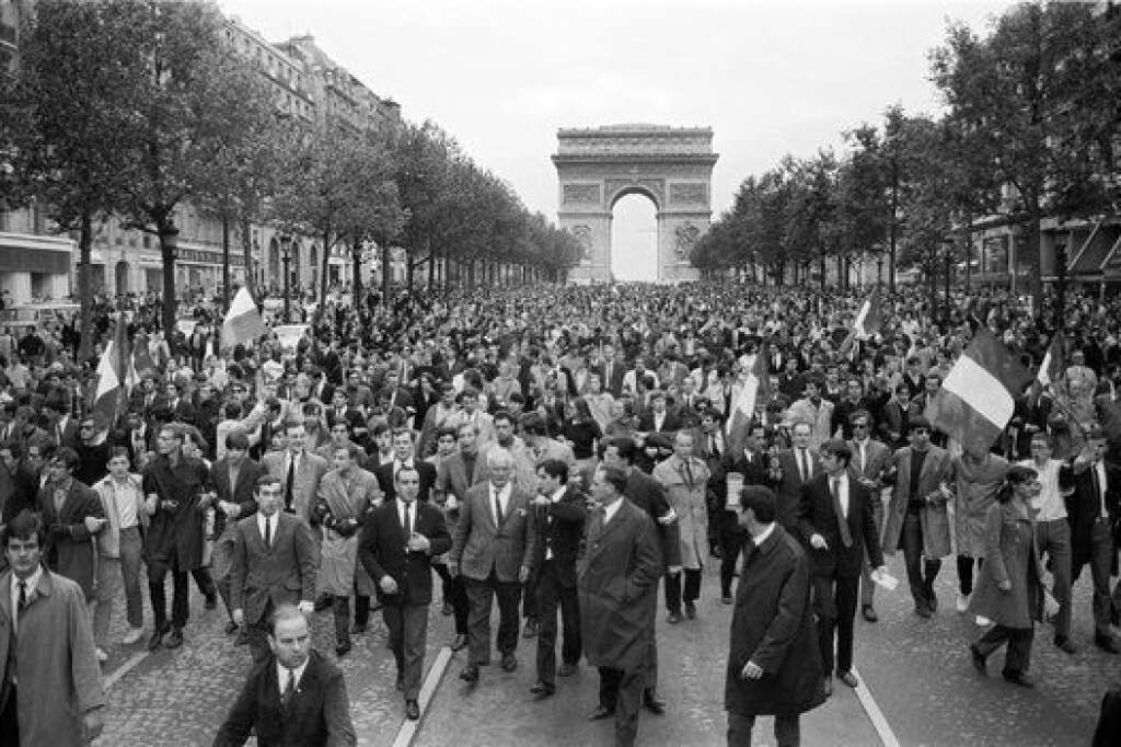 Mai 1968 - Les deux principales manifestations, le 13 à l'appel des syndicats et le 30 en soutien au général de Gaulle sur les Champs-Elysées, réunissent un million de personnes selon les organisateurs, de 500.000 à 200.000 selon la police.