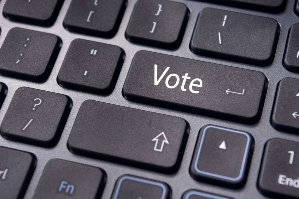 Le vote par correspondance - On ne vous parlera pas ici du vote dit "électronique", qui oblige les électeurs à se déplacer dans leur bureau de vote afin de voter sur une machine, mais du vote par internet, ou par voie postale, comme pour les Français de l'étranger lors des dernières élections législatives. En Estonie, le vote par internet est ouvert à tous les électeurs.   Dans certains États américains, <a href="http://www.lemonde.fr/technologies/article/2012/11/06/le-new-jersey-autorise-le-vote-par-courriel-ou-par-fax_1786487_651865.html">il est même possible de voter par mail ou par fax</a>...