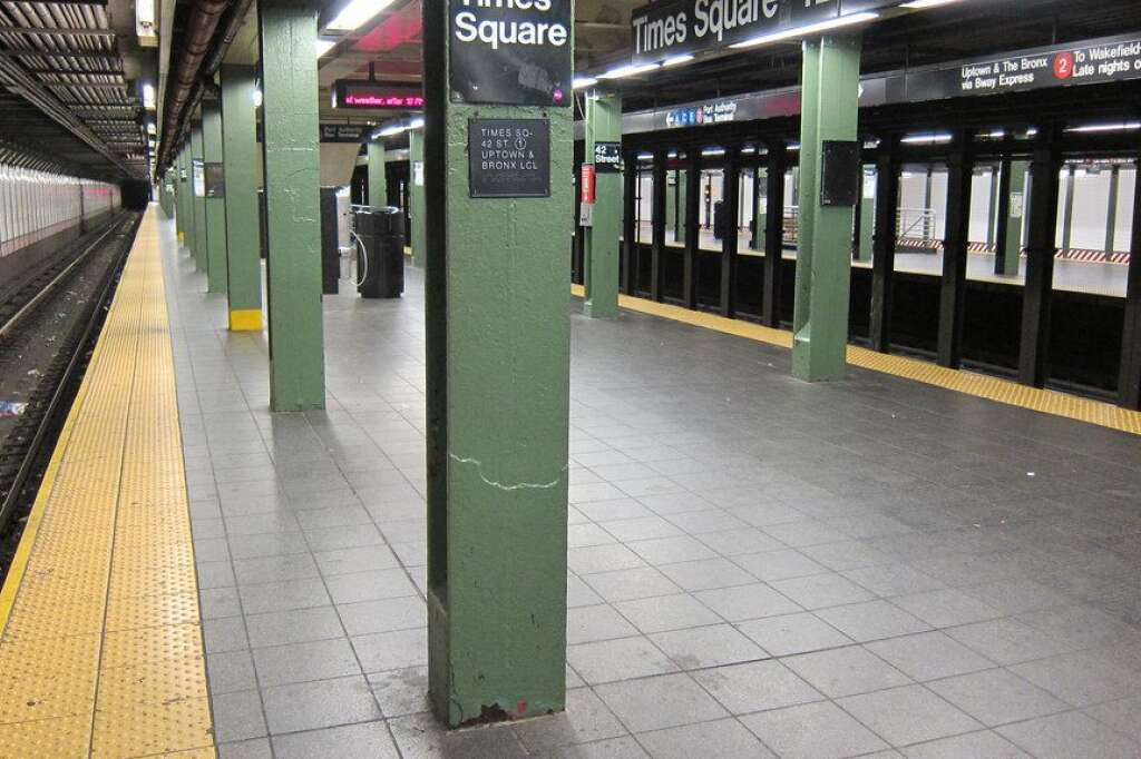 La station Time Square vide - C'est normalement la station de métro empruntée par le plus de personnes à New York.
