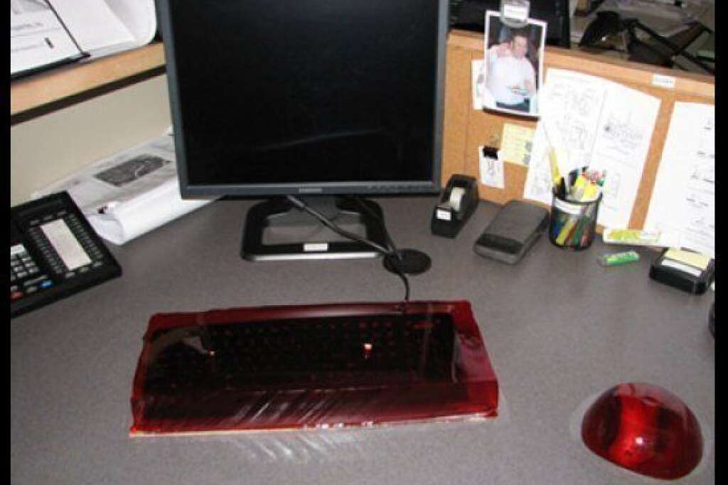Jello Keyboard And Mouse - Jim and Dwight's antics from "The Office" IRL! (Via <a href="http://artoftheprank.com/2008/05/18/jell-o-keyboardmouse-prank/" target="_hplink">Art Of The Prank</a>)