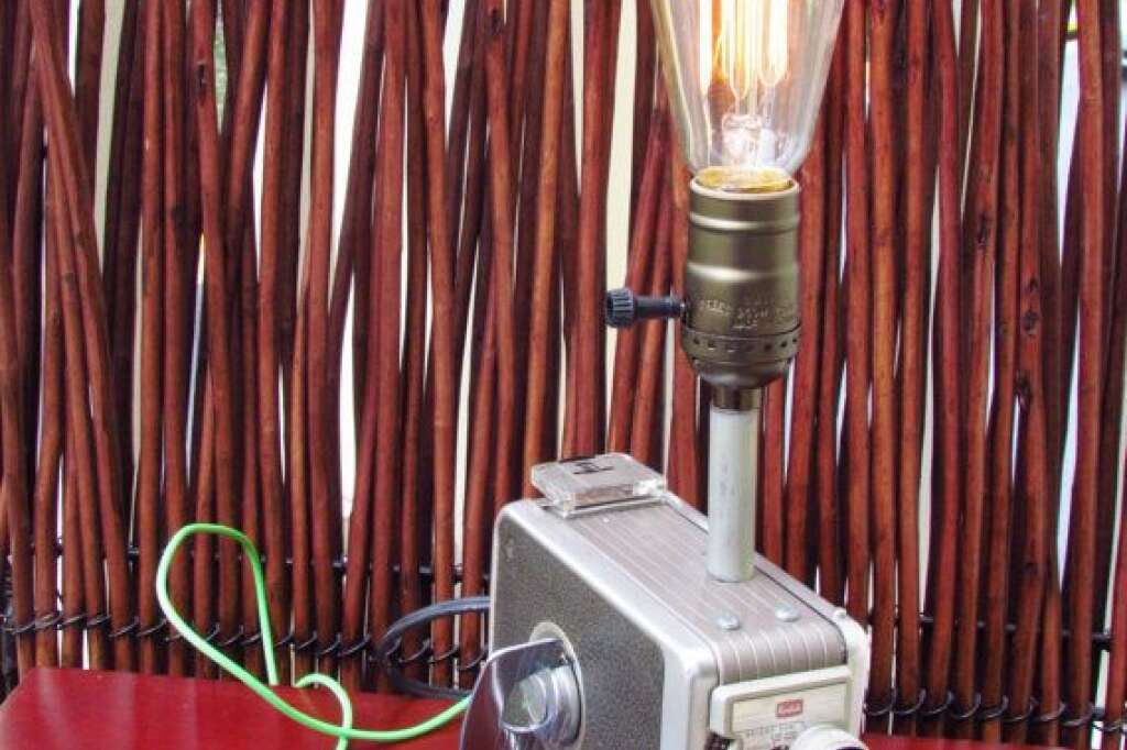 La caméra transformée en lampe et chargeur d'iPhone - Les années 60 réinventées.