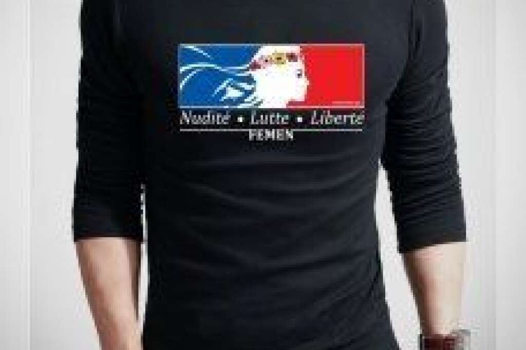 La devise nationale détournée - Sur ce t-shirt vendu 28,37€, la devise française "Liberté-Egalité-Fraternité" est détournée en "Nudité-Lutte-LIberté"