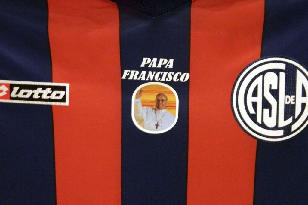 - Sur le maillot du San Lorenzo figure désormais une photo du pape François.