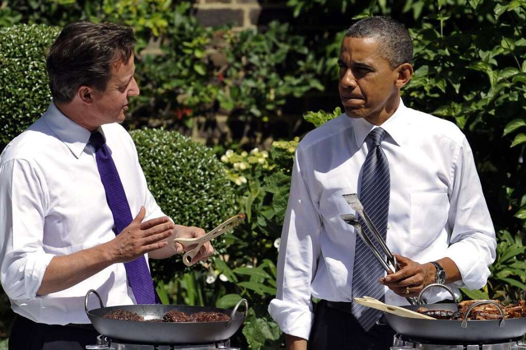 David Cameron aime les pâtes à la saucisse - CE QU'IL AIME: Amateur d'agneau et de poitrine de porc, David Cameron sait se débrouiller autour d'un barbecue (comme ici avec le président Barack Obama).  Mais sa véritable spécialité reste les penne à la tomate et à la saucisse italienne.