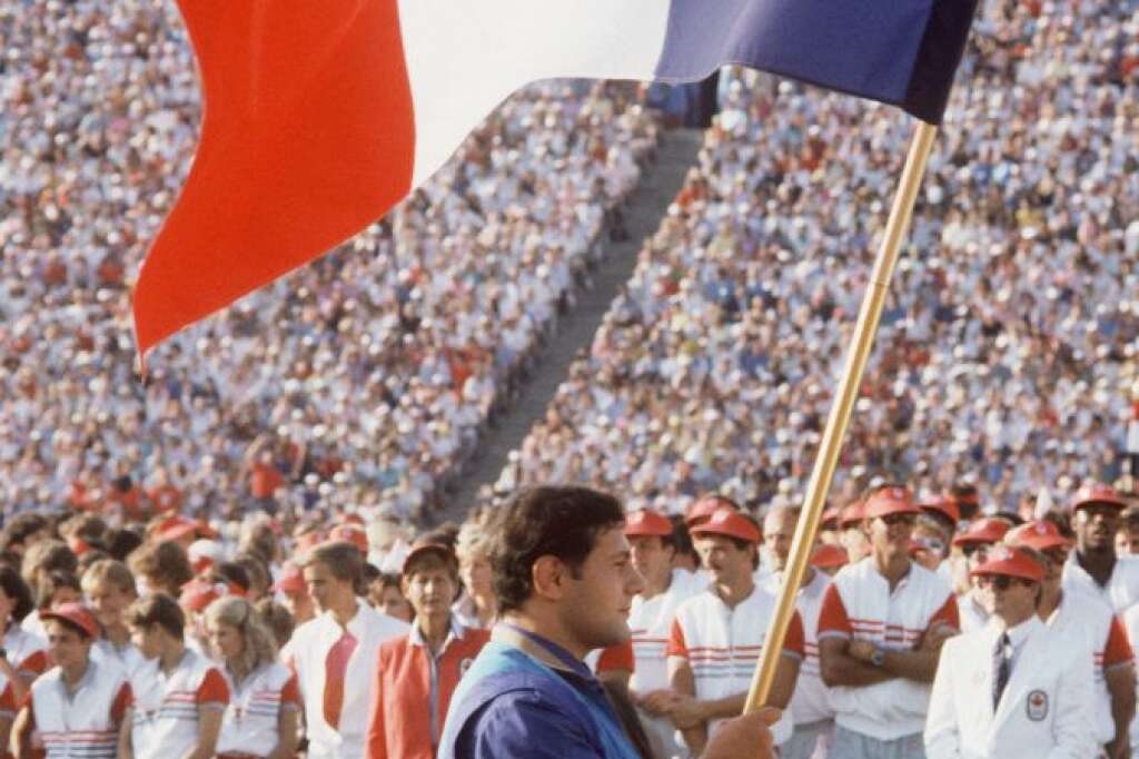 Los Angeles 1984: Angelo Parisi - Los Angeles (Etats-Unis): Le judoka Angelo Parisi, porte-drapeau de la délégation française défile le 28 juillet 1984 au Memorial Coliseum de Los Angeles, durant la cérémonie d'ouverture des 23e Jeux Olympiques.