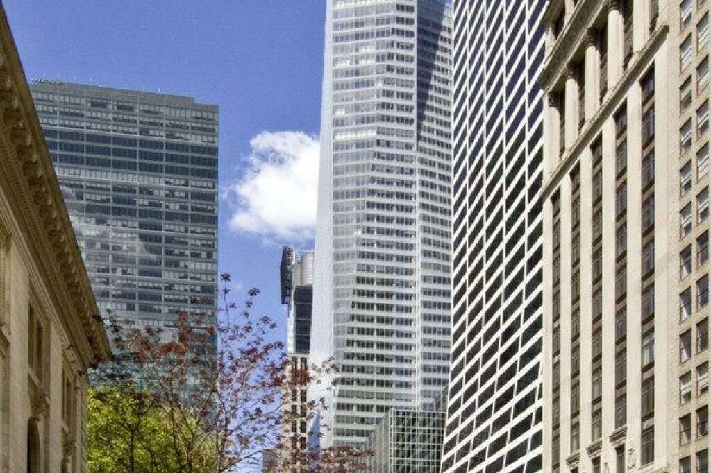 3. La Bank of America Tower de New York (Etats-Unis) - Hauteur totale : 366 m Hauteur du plus haut étage occupé : 235 m Hauteur non occupée : 131 m, soit 36% de la hauteur de l'immeuble