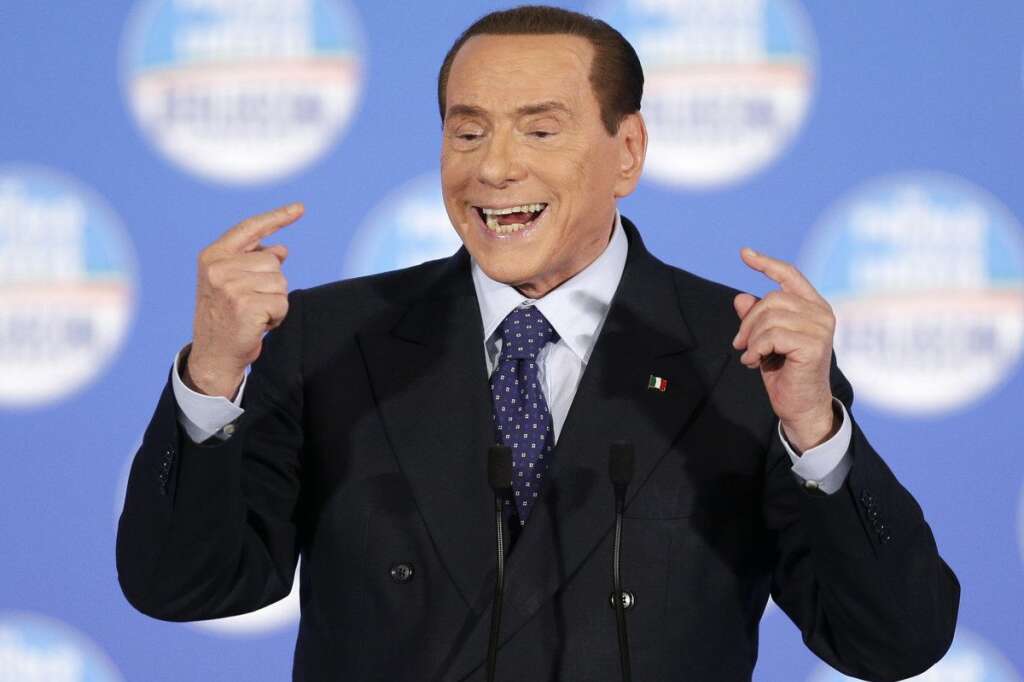 Silvio Berlusconi, l'immortel - Donné maintes fois pour mort politiquement, le multi-millionaire est le spécialiste des come-backs retentissants, en dépit de déboires judiciaires et scandales sexuels qui auraient mis un terme définitif à sa carrière dans tout pays occidental autre que l'Italie.   Le 12 novembre 2011, le Cavaliere discrédité par des procès à répétitions partait sous les huées. En Février 2013, parti en campagne quelques mois plus tôt avec autour de 18% des intentions de vote, il effectue une remontée spectaculaire à 28,5%, ramenant l'écart avec la gauche à quatre ou cinq petits points. "Berlusconi, c'est comme James Bond : il ne faut jamais dire jamais", commente le professeur de philosophie Giacomo Marramao.   Son secret? Un culot invraisemblable qui lui permet d'affirmer un jour que son successeur et désormais rival Mario Monti a "plongé l'Italie dans la récession" et le lendemain qu'il pourrait voter pour lui. De promettre aux Italiens que non seulement il baissera les impôts, mais remboursera ceux versés l'an dernier! Le tout en sur-occupant l'espace médiatique avec une verve qui n'a pas faibli malgré son âge, 76 ans.   Ce fils d'un employé de banque milanais, né le 29 septembre 1936, commence sa carrière comme animateur sur des bateaux de croisière, où, déjà, il chante et raconte des histoires drôles. Vendeur d'aspirateurs à la fin des années 50, il décroche en 1961 une licence en droit, puis emprunte de l'argent à la banque de son père pour fonder une société immobilière. Commence alors une irrésistible ascension qui soulève des interrogations quant à l'origine de sa fortune, sur laquelle il est toujours resté flou.  Mais c'est surtout dans la télévision que s'exprime son génie: il n'hésite pas à saupoudrer ses programmes de femmes dénudées, dès les années 80. La holding de la famille Berlusconi, Fininvest, comprend trois chaînes de télévision, des journaux, les éditions Mondadori, mais aussi, cerise sur le gâteau pour ce fan de football, le prestigieux Milan AC. Pendant dix ans, il détient la plus grosse fortune d'Italie, avant que les aléas boursiers ne le rétrogradent à la troisième ou quatrième place.   En 1994, il se lance dans la politique. En quelques semaines, il monte Forza Italia (Allez l'Italie!), formé essentiellement de cadres de la Fininvest. Il remporte les élections mais, lâché par ses alliés, son gouvernement s'écroule au bout de sept mois. En 2001, il reconquiert le pouvoir qu'il conserve jusqu'en avril 2006, un record depuis l'après-guerre. Usé par ces cinq années, il est battu d'extrême justesse aux élections, mais prend une revanche éclatante deux ans plus tard, s'installant aux commandes pour la troisième fois, avant de démissionner en novembre 2011.   Pendant ses années au pouvoir, ses problèmes personnels, notamment judiciaires, occupent le devant de la scène. Silvio Berlusconi a été condamné à plusieurs reprises en première instance, mais jamais définitivement, grâce -selon ses détracteurs- à des lois adoptées spécialement.   Très soucieux de son apparence, cet homme de petite taille a recours sans complexe au fond de teint, à la teinture des cheveux et à la chirurgie esthétique. Son goût assumé pour les jeunes et jolies femmes, dont des call-girls, finit par lui valoir au printemps 2009 une fracassante demande de divorce. Et un procès pour prostitution de mineure et abus de pouvoir, avec pour héroïnes la jeune Marocaine "Ruby" et les fêtes torrides "bunga-bunga".  Père de cinq enfants issus de deux mariages et plusieurs fois grand-père, ce personnage hors du commun déchaîne chez ses compatriotes l'adulation ou la haine viscérale : en décembre 2009, un déséquilibré lui jette une reproduction de la cathédrale de Milan en plein visage, lui fracturant le nez et deux dents.  Une énième épreuve pour cet hyperactif dormant peu qui a été victime d'un malaise en novembre 2006 et s'est fait poser un stimulateur cardiaque aux Etats-Unis.