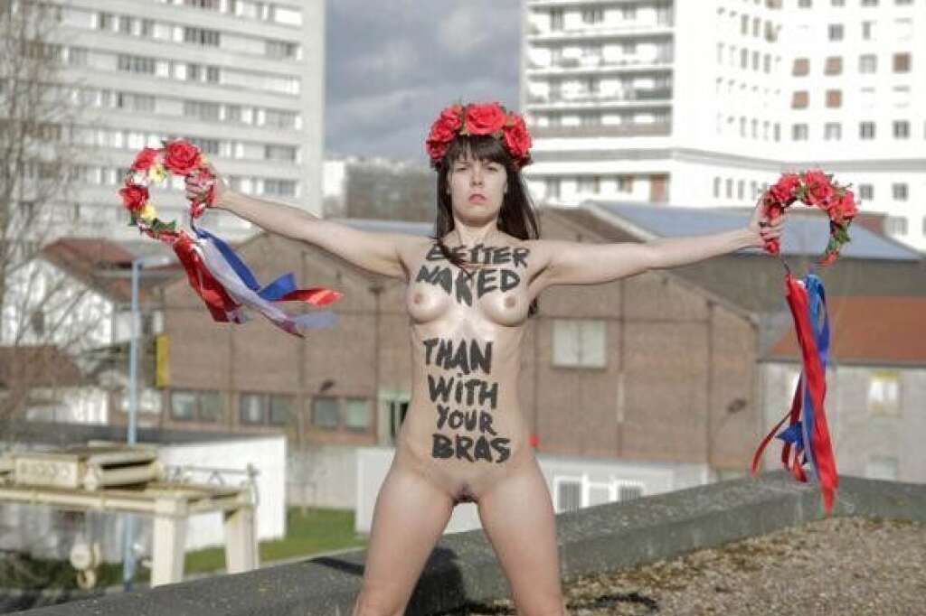 Contre les anti-Femen - En réponse à leurs détracteurs qui récoltent des soutien-gorges, les Femen enlèvent le bas.