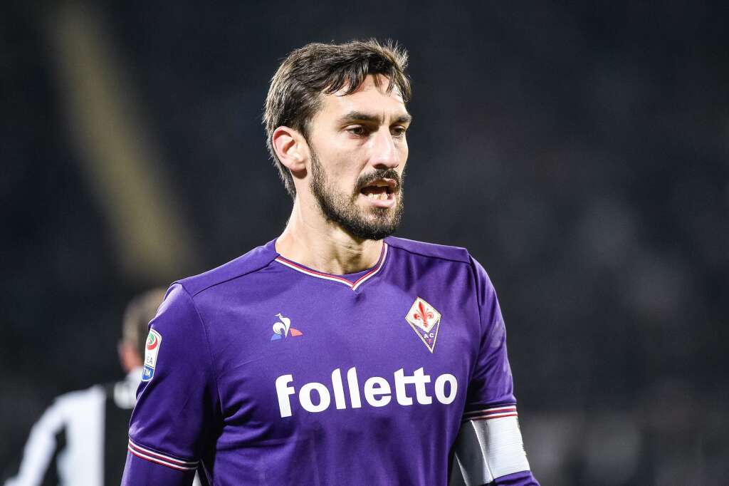 4 mars - Davide Astori - <p>Le capitaine de la Fiorentina est mort brutalement d'un "malaise subit" à l'âge de 31 ans.</p>  <p><strong>» Lire notre article complet <a href="https://www.huffingtonpost.fr/2018/03/04/mort-de-davide-astori-le-president-du-club-italien-de-la-fiorentina-est-decede-a-31-ans_a_23376354/">en cliquant ici</a></strong></p>