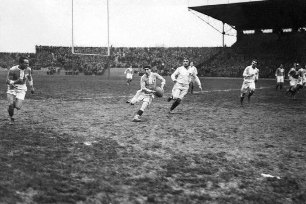 France-Angleterre : 3-0 (5 Nations 1927) - 21 ans après leur première rencontre, la France bat l'Angleterre et remporte son premier Crunch au stade olympique Yves-du-Manoir de Colombes.