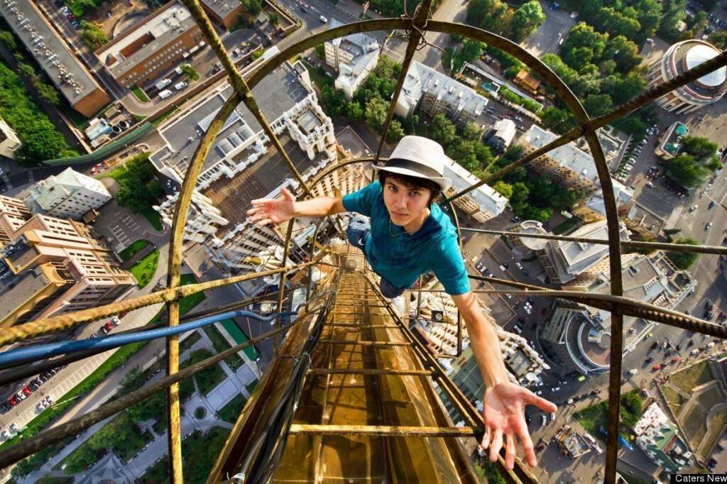 Les skywalkers russes - L'étudiant russe Marat Dupri, 19 ans, a acheté son appareil photo il y a un an et demi. Depuis, il gravit les édifices les plus hauts du pays à la recherche des vues incroyables.
