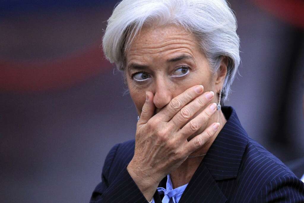 Christine Lagarde - La directrice générale du Fonds monétaire international (FMI) a été placée le 24 mai sous le statut de témoin assisté -statut intermédiaire entre témoin et mis en examen- après deux jours d'audition par les magistrats de la Cour de justice de la République (CJR). Elle était interrogée, en tant qu'ex-ministre de l'Economie (2007-2011), sur son rôle dans la décision de s'en remettre à un tribunal arbitral. Elle soutient avoir pris sans ordre de l'Elysée la décision de recourir à l'arbitrage, puis de renoncer à en demander l'annulation. Une enquête la visant a été ouverte en août 2011 pour "complicité de faux et complicité de détournement de fonds publics". L'enquête de la CJR se poursuit et les magistrats peuvent décider à tout moment de modifier son statut. Le FMI a réaffirmé le 28 mai sa "confiance" en celle qui a succédé en 2011 à Dominique Strauss-Kahn.
