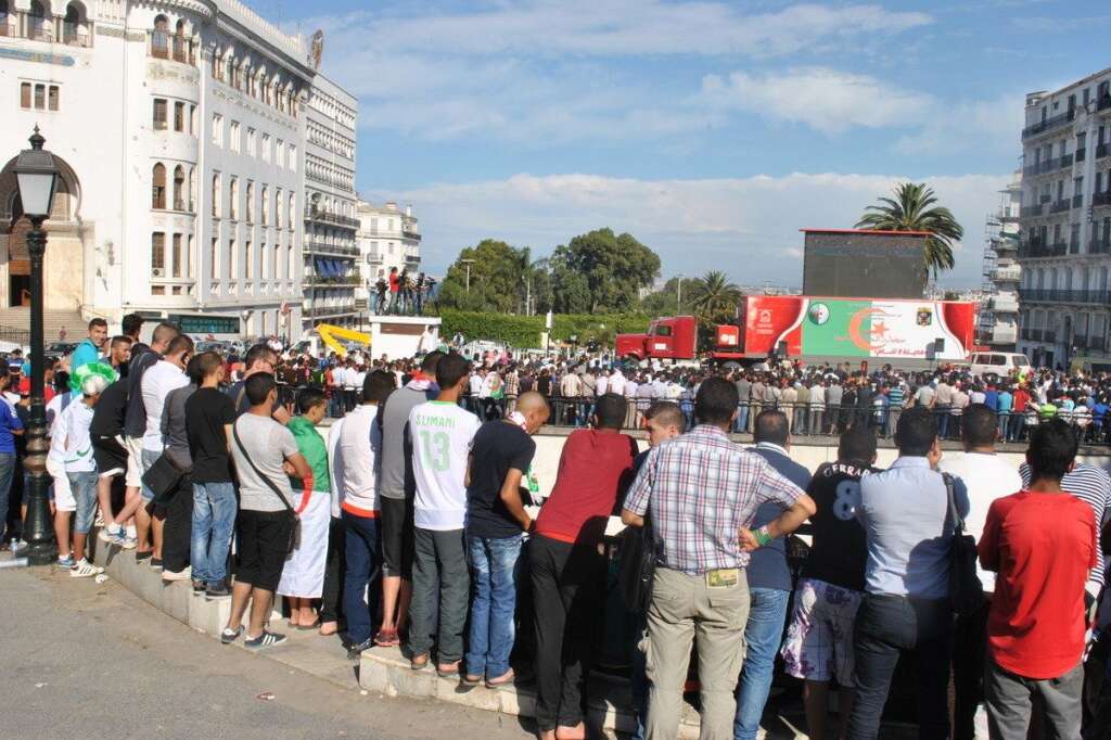 Spectateurs en nombre - A la Grande Poste d'Alger-centre.