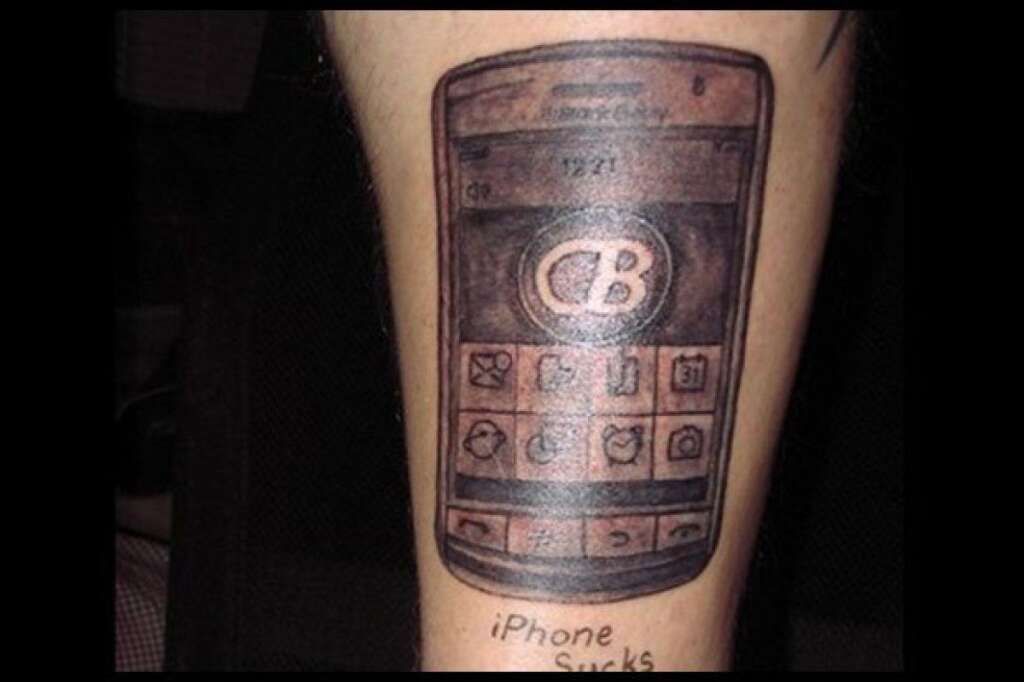 Les tatouages les plus difficiles à porter - Il déteste les iPhones, et pourtant...
