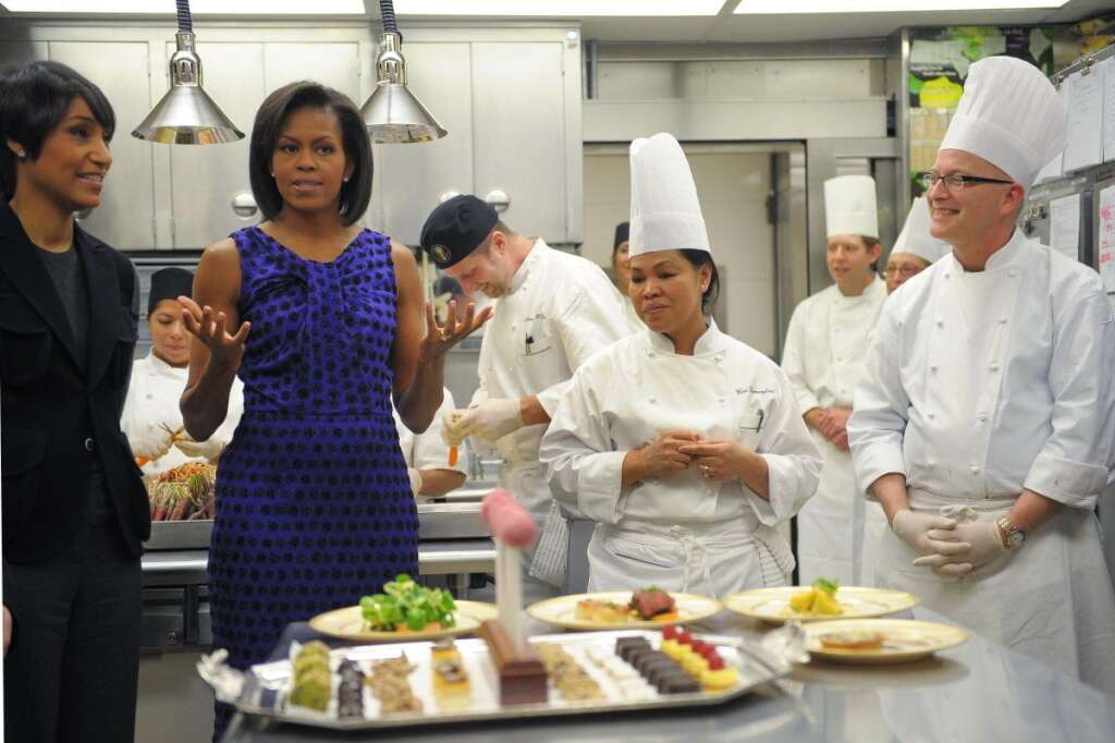 Michelle Obama fait la promotion des légumes - CE QU'ELLE AIME: En guerre contre l'obésité, la First Lady se bat au quotidien pour imposer les légumes dans l'alimentation des enfants. Après avoir fait pousser un potager bio à la Maison Blanche, lancé sa campagne "Let's move" en faveur du sport, Michelle Obama a cosigné un livre de recettes à base de légumes avec la chef cuisinière de la résidence présidentielle, Cristeta Comerford (à droite).    CE QU'ELLE N'AIME PAS: Pas très fan de sucreries, Michelle Obama a tout de même sacrifié au traditionnel concours de cookies qui l'oppose à Ann Romney, dans le cadre de la présidentielle.