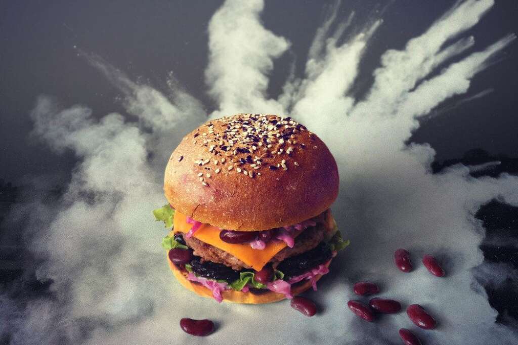 4- The FART & FURIOUS Burger - Haricot rouge. Pruneau. Oignon. Crème de choux rouge. Cheddar. Steak de bœuf. Salade.  <em>Et vous, ça gaze après les fêtes?</em>  <a href="http://fatandfuriousburger.com/">Crédit</a>