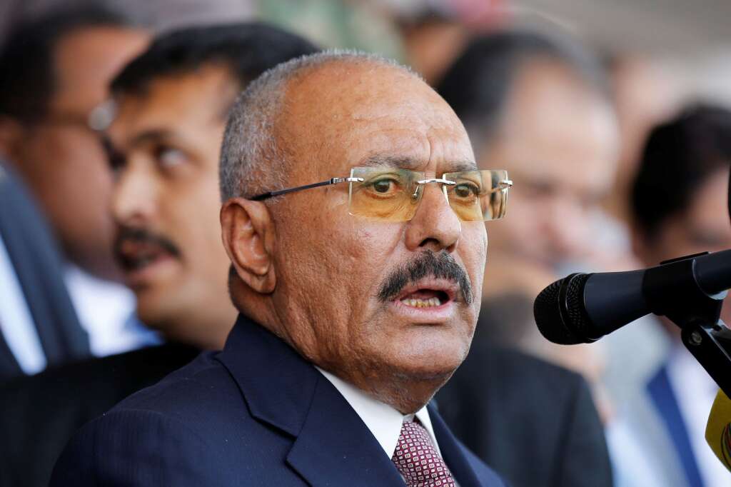 4 décembre - Ali Abdallah Saleh - <p>L'ancien président du Yémen Ali Abdallah Saleh, 75 ans, a été tué après quatre jours de combats dans la capitale Sanaa, que les deux parties rebelles (les soutiens de Saleh et les Houthis, dont l'alliance, scellée il y a trois ans, a volé en éclats ces derniers jours) contrôlent conjointement depuis 2014, au détriment du gouvernement internationalement reconnu d'Abd Rabbo Mansour Hadi.</p>  <p><strong>» Lire notre article complet <a href="http://www.huffingtonpost.fr/2017/12/04/ali-abdallah-saleh-ex-president-du-yemen-annonce-mort_a_23296299/">en cliquant ici</a></strong></p>
