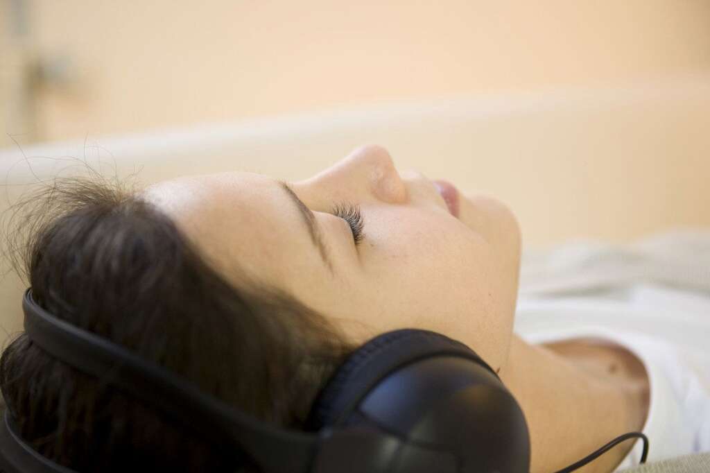 Isolez sa chambre du bruit - Il est très important pour l'assouplissement de l'adolescent de le mettre dans une chambre où le bruit est moins présent. Un adolescent à besoin de peu pour se déconcentrer. Si ce dernier arrive à s'endormir mais qu'il entend du bruit, c'est inévitable il se relèvera ou actionnera un de ces outils numériques. Et le processus d'endormissement devra recommencer à la phase initiale.