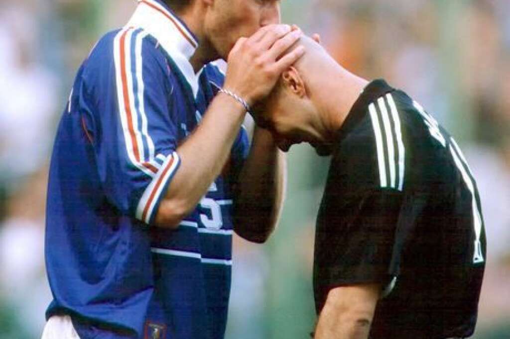 Le bisou France 1998 - Laurent Blanc qui embrasse le crane de Fabien Barthez, tout un symbole de France 1998 et un baiser footballistique culte.