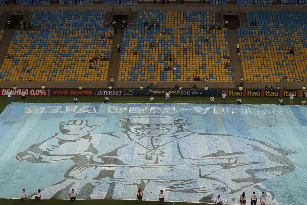 - Avant un match de foot au Brésil, une bannière géante à l'effigie du pape a été déployée dans le stade de Maracana.