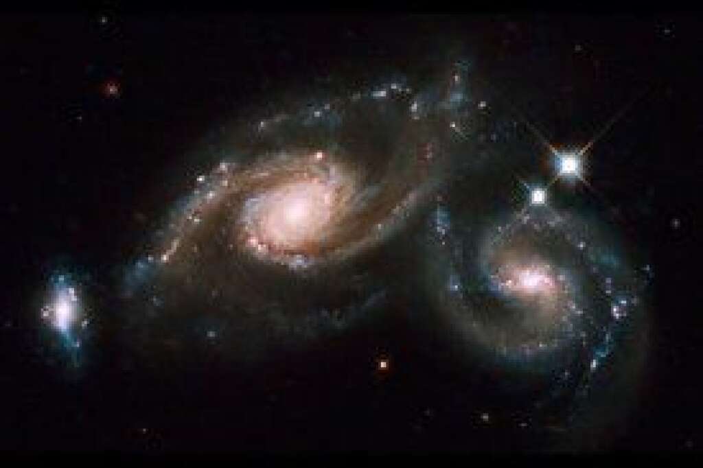 Arp 274 (ou NGC 5679, un ensemble de trois galaxies) -
