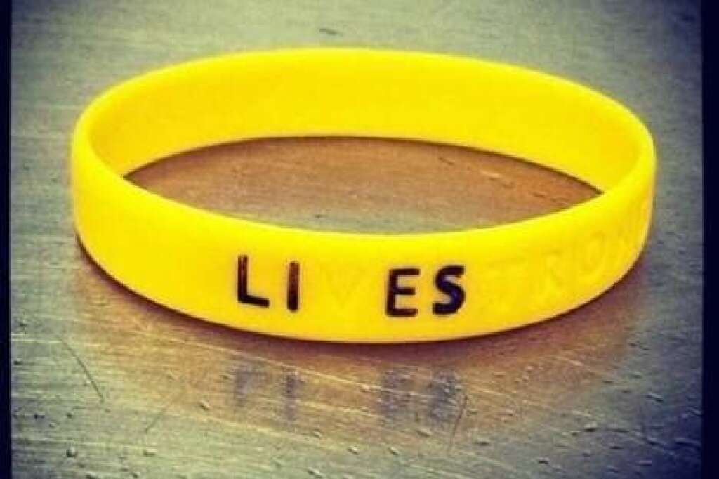 Les fameux bracelets jaunes détournés pour faire apparaître le mot "mensonges" -