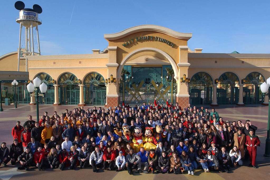 11 mars 2002: L'équipe de Walt Disney Studios prend la pose -