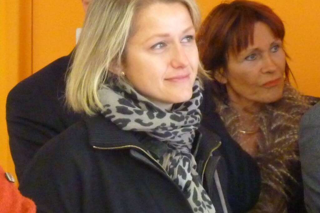 Barbara Pompili (EELV), nouveau visage de l'écologie - A 37 ans, l'écologiste Barbara Pompili a gagné ses galons de députée en l'emportant dans la 2e circonscription de la Somme (Amiens), ravie au député sortant du Nouveau centre (NC) soutenu par l'UMP, Olivier Jardé.    Derrière son visage d'ange, la jeune femme sait où elle va. Adhérente des Verts en 2000, elle a participé à la campagne présidentielle de Noël Mamère en 2002 avant de devenir assistante parlementaire. Elle coprésidera le groupe écologiste au Palais Bourbon.