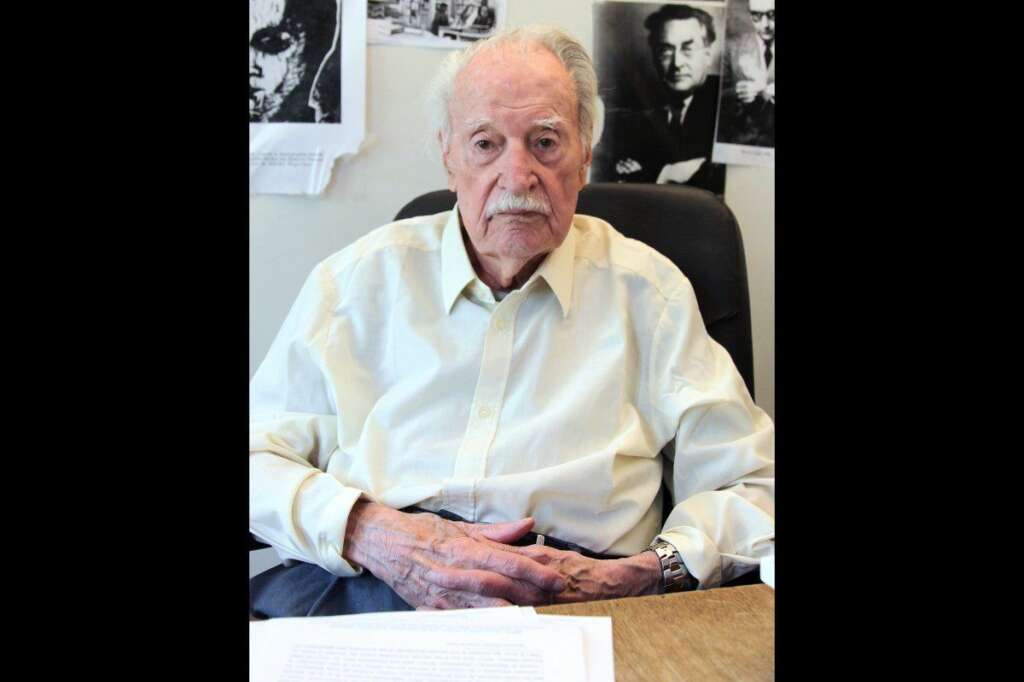 Maurice Nadeau - Maurice Nadeau, l'éditeur, écrivain, journaliste, fondateur et directeur de <em>La Quinzaine littéraire</em> <a href="http://www.rue89.com/rue89-culture/2013/06/17/maurice-nadeau-seteint-a-cent-ans-passes-dernier-combat-243382" target="_hplink">est mort dimanche 16 juin à l'âge de 102 ans</a>.   Avant son décès, il avait cherché à créer une société participative pour sauver son journal, confronté à de graves difficultés financières. Créée en 1966, la Quinzaine revendique, avec le concours de quelque 800 collaborateurs (écrivains, universitaires et journalistes), "une certaine qualité de l'écriture et de la pensée"  Au cours de sa carrière, Maurice Nadeau avait découvert des grands noms comme Henry Miller, Roland Barthes, Samuel Beckett, Jack Kerouak, Michel Houellebec ou Georges Perec.