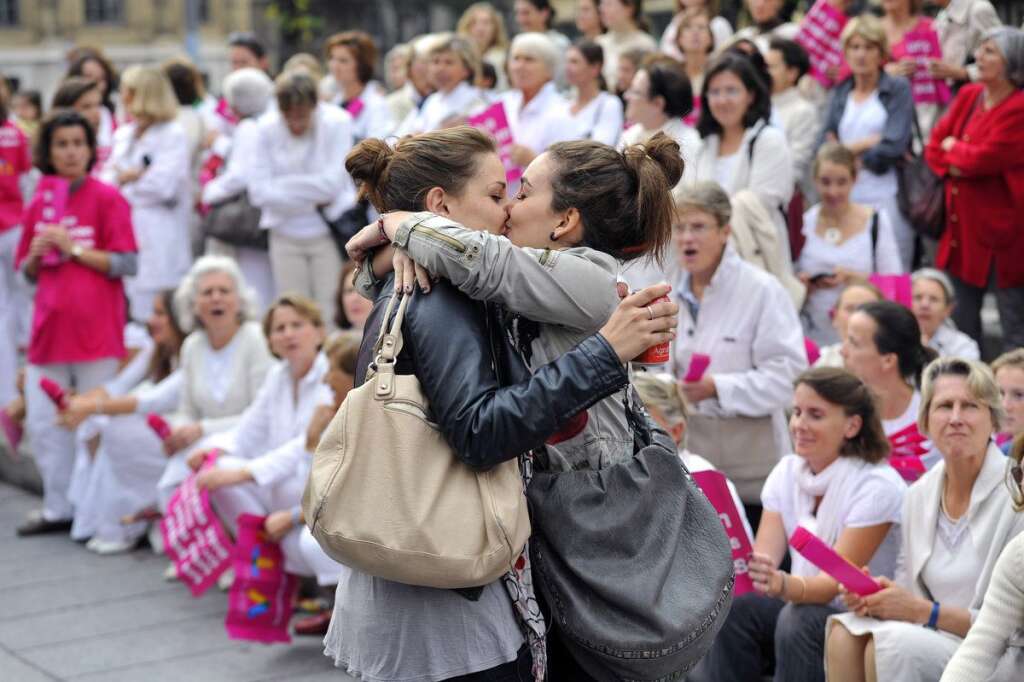 23 octobre 2012: le Baiser de Marseille vole la vedette - Alors que débutent les premières manifestations anti-mariage gay, deux jeunes filles s'embrassent sous les huées à Marseille. Un happening immortalisé par un photographe et qui symbolise le mariage pour tous.  <strong>A RELIRE:</strong> <a href="http://www.huffingtonpost.fr/2012/10/24/photo-baiser-de-marseille-mariage-gay_n_2007950.html" target="_blank">Histoire d'une image culte</a>