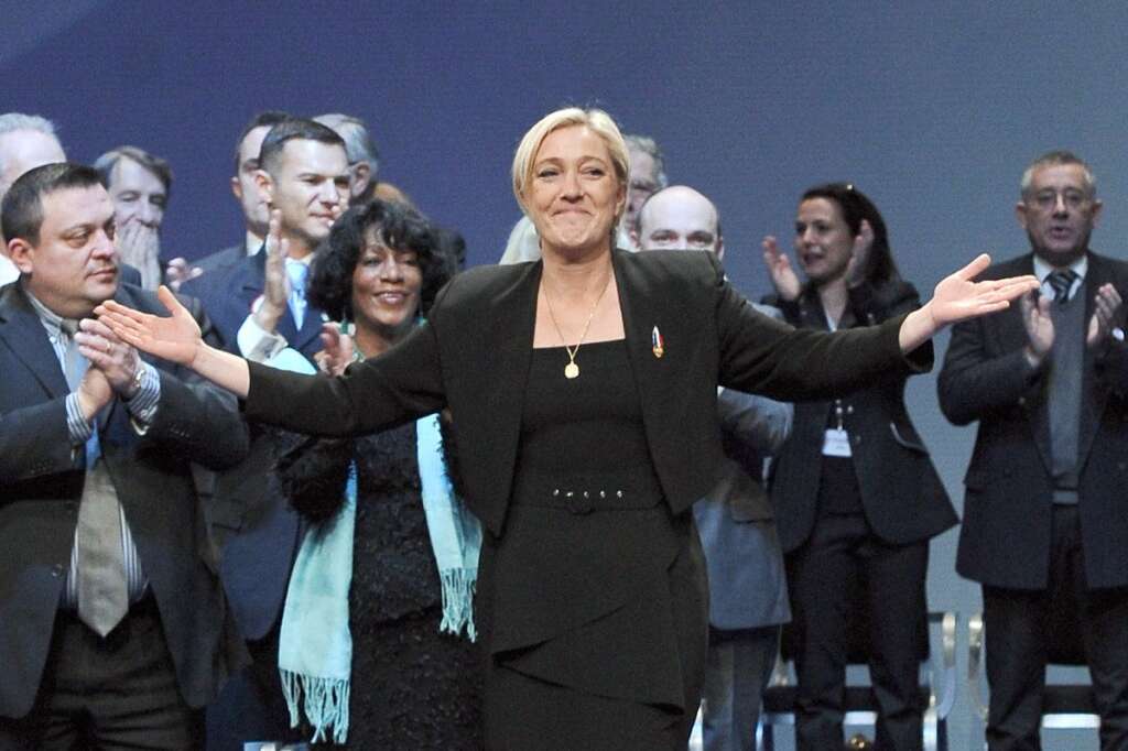 Janvier 2011: Marine Le Pen présidente... du FN - La transition est organisée à Tours, berceau du syndicalisme. A la suite d'une primaire sans suspense, Marine Le Pen est élue présidente du Front national, parti fondé par son père qui devient président d'honneur. Candidate affichée pour la présidentielle de 2012, la benjamine du clan Le Pen, qui veut dédiaboliser le parti d'extrême-droite, flirte avec les 20% d'intentions de vote.