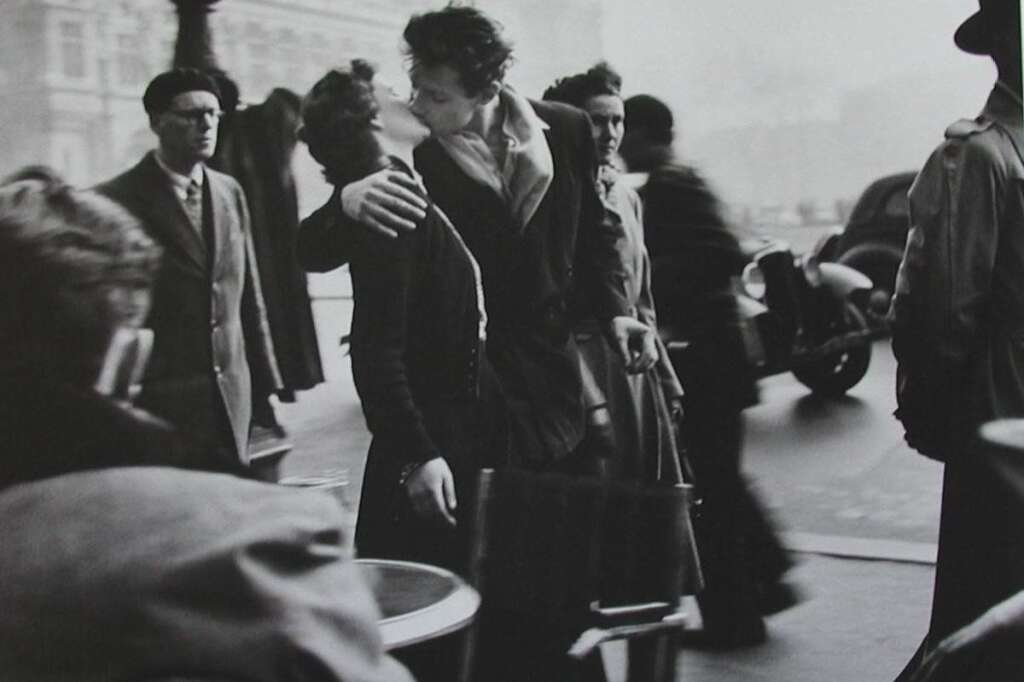 Le baiser de l'hôtel de ville, par Robert Doisneau - Le Baiser de l'hôtel de ville ou l'une des photos cultes de Robert Doisneau, prise en 1950 à proximité de l'hôtel de ville à Paris.  Pour la petite histoire, il s'agirait d'une photo "posée" contrairement aux habitudes de Doinseau.