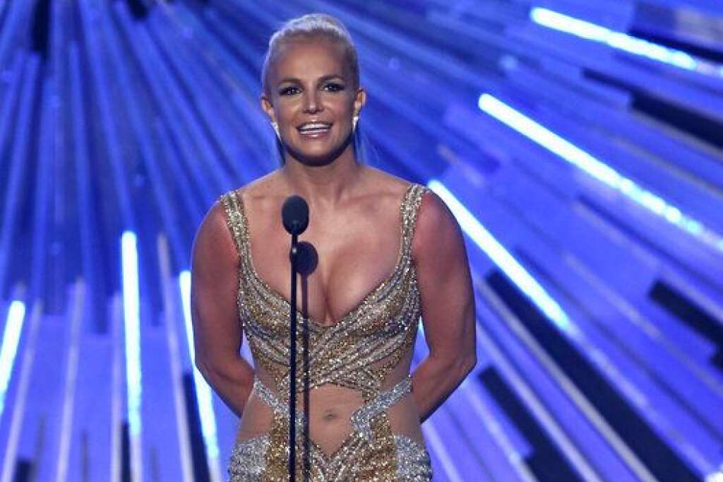 Britney Spears - Britney Spears remet le prix pour la meilleure vidéo masculine de l'année aux MTV Video Music Awards.