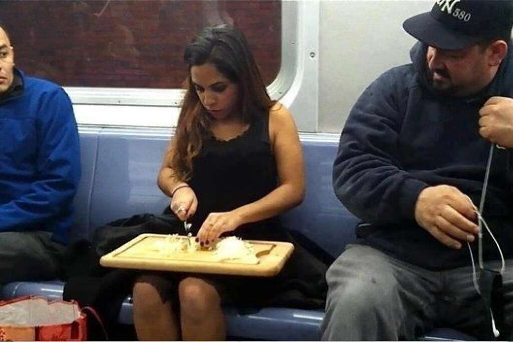 Un tour en cuisine - Couper des oignons dans le métro requiert un minium d'habileté. Cette jeune femme de la ligne 6 du métro new-yorkais s'exerce sous le regard sceptique de certains voyageurs.