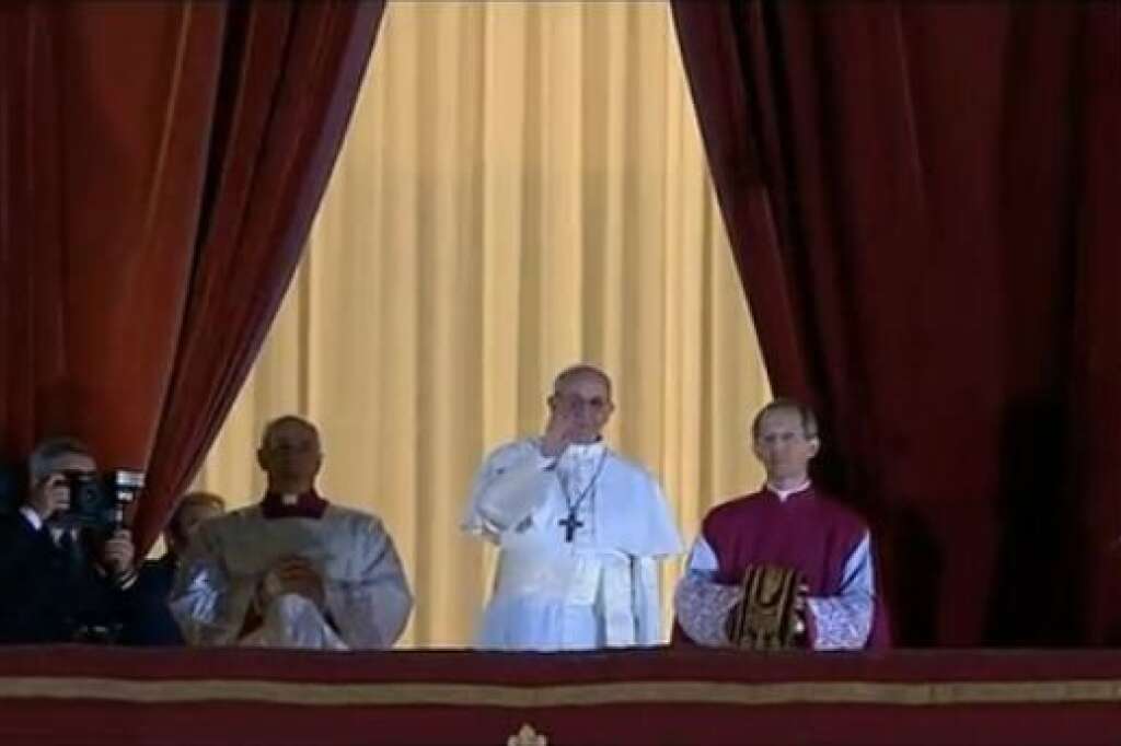 "Priez pour moi", demande le nouveau pape avant de quitter le balcon -