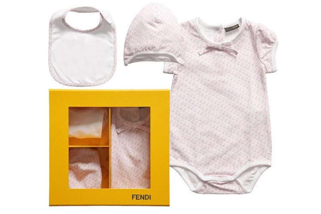Un kit Fendi Bébé - La boutique <em>Bel Bambini</em> de Beverly Hills a envoyé un kit pour bébé au couple royal. Il contient notamment un set Fendi à 265 dollars, une poussette Bugaboo à 978 dollars et des bottines Dior à 275 dollars.